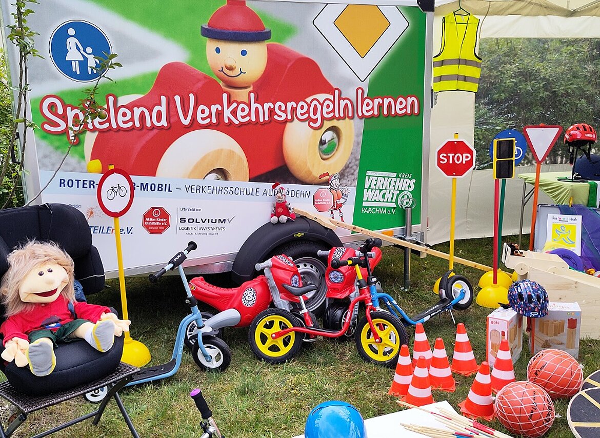 Spielgeräte aus dem Roter Ritter Mobil für die aktive Verkehrserziehung von Kindern