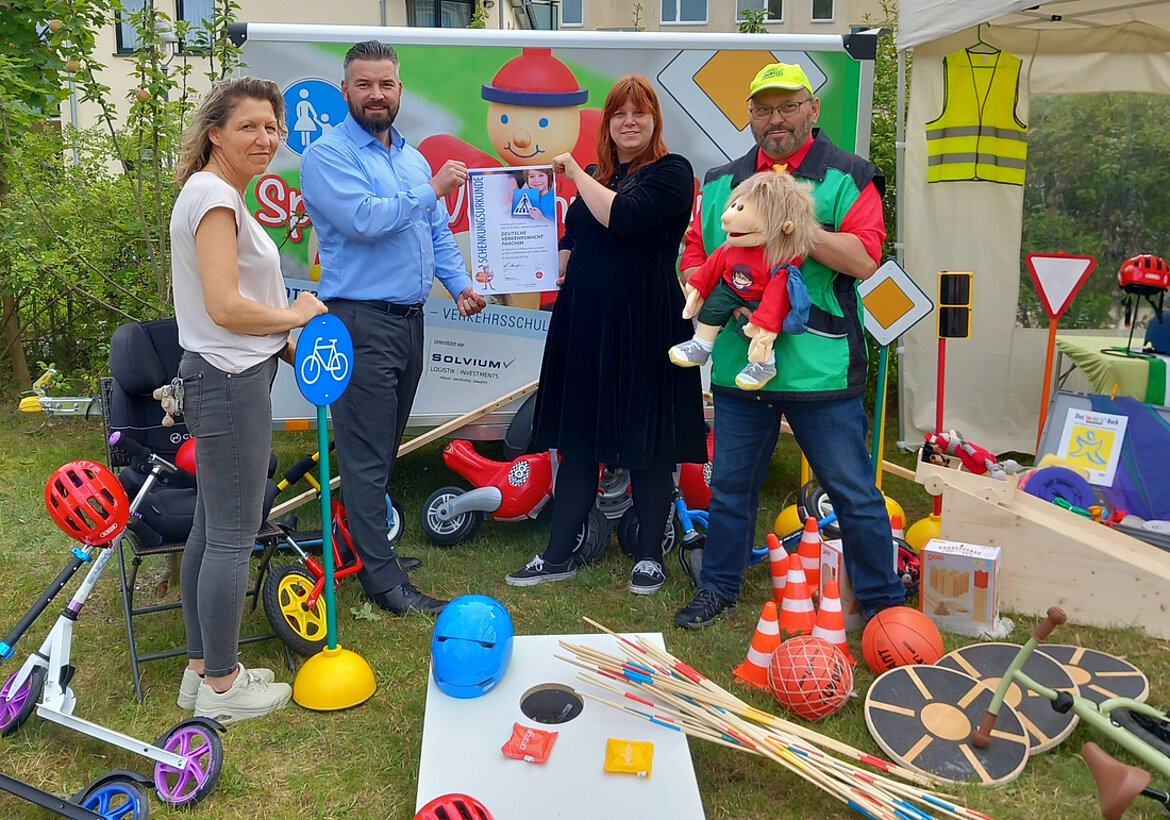 v.l.n.r. Yvonne Brendemühl / Christian Jürß / Hannah Schoneberg / Mario Remus bei der Übergabe der Schenkungsurkunde zum Roter Ritter Mobil