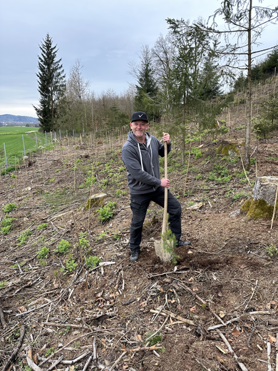 Jürgen Kestler mit einer Schaufel in der Hand