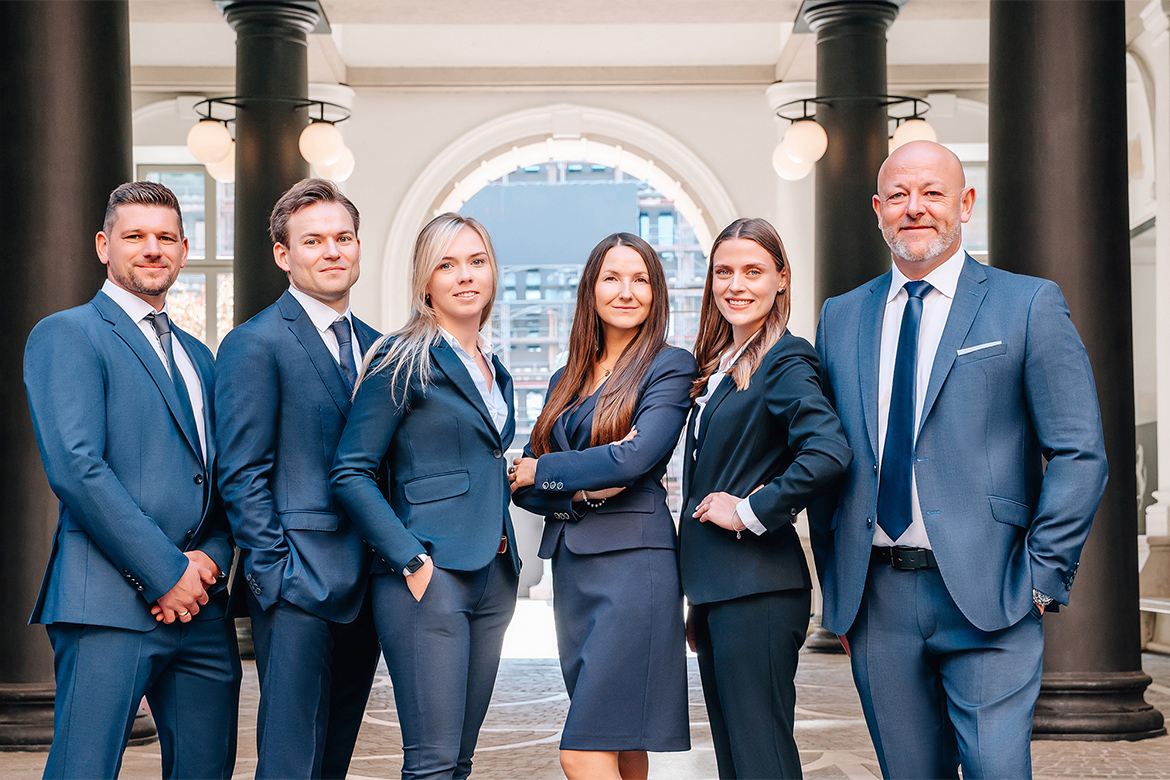 Das Service-Team von Solvium Capital GmbH in Anzügen, von links nach rechts: Michael Kraus, Korbinian Pohl, Luzia Gruber, Sophia Janker, Celine Pregler und Jürgen Kestler.